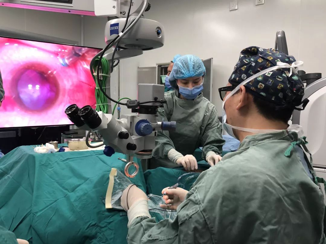 成都爱尔眼底微创玻璃体视网膜手术进入3d时代